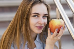 5 причин съедать яблоко каждый день